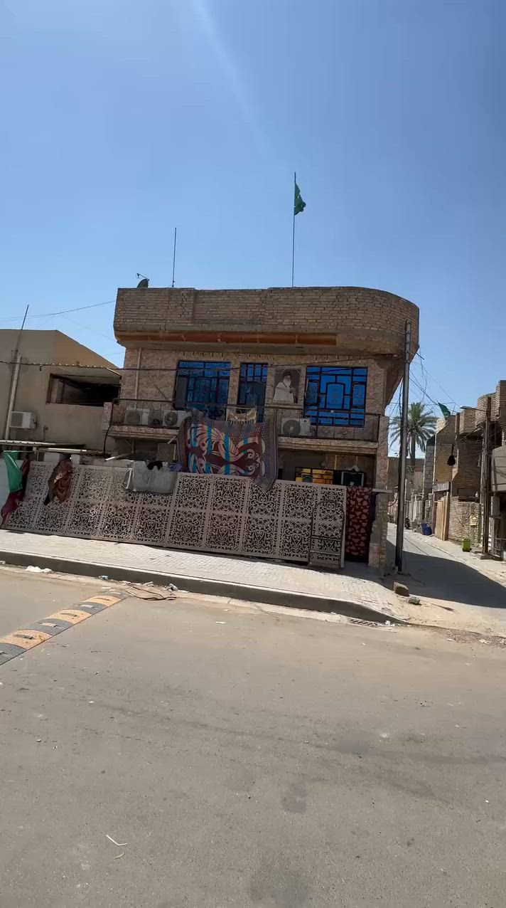 نصف قطعه للبيع مدينه الصدر قطاع 32
ركن مقابيل مدرسه

الطابق الأول يحتوي على استقبال , صاله , مطبخ , حولي , صحيات + مطبخ خارجي ( حار ) 

الطابق الثاني ثلاث غرف نوم + صحيات 

للتواصل الاتصال على الرقم ***********
السعر 165
