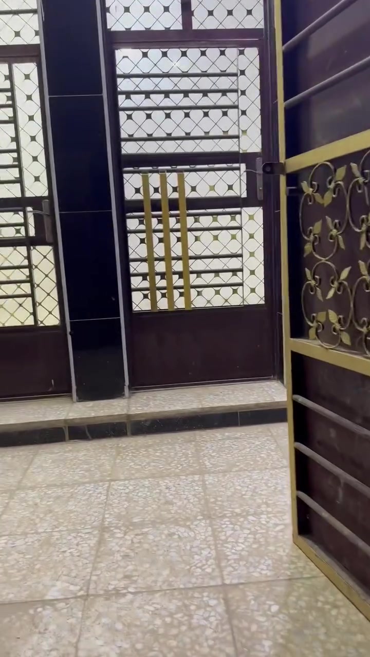 بيت للبيع بمحمع فدك منطقة المشتل من جهة المعلمين قريب على الشارع العام خدمات كامله عده التبليط بناء جديد سنة ٢٥ رفت بناء طابوق صب مسلح عالي عن الشارع يتحول بسم المشتري يم المختار وستلام فوري البيت في فارغ السعر ٤٨ وبيه مجال للمشتري ***********
