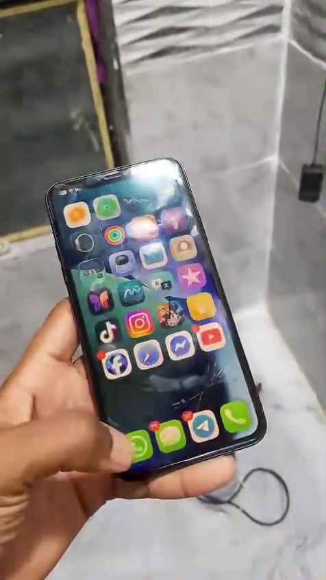 السلام عليكم ايفون ١١ بر ماكس 
امبدل بطاريه وشاشه اولد اصليه 
الشاشه بيه افطور ولضهر كذالك حاطله لزكه وكفر وشغال طبيعي. معاليه اي شي
الجهاز الباقي كله ابلادي وفحص موجود ذكره ٢٥٦
سعر ٢٠٠الف وبي مجال بلتفاوض او مراوس ابيباد ٩ عادي 
رقمي *********** وتساب موجود
