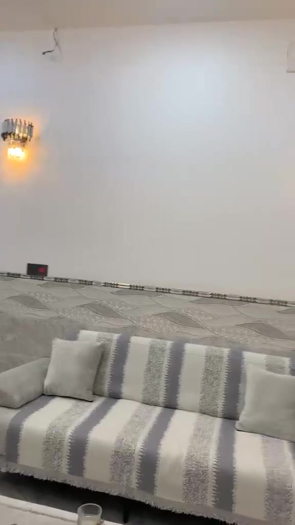 بيت للبيع مساحه ١٠٠ واجهه ٥ امتار نزال ٢٠ قاط واحد بناء حديث عنوان حي الكوفه بلاخير السعر ٦٥ وبي مجال للإستفسار الاتصال ع الرقم ***********
