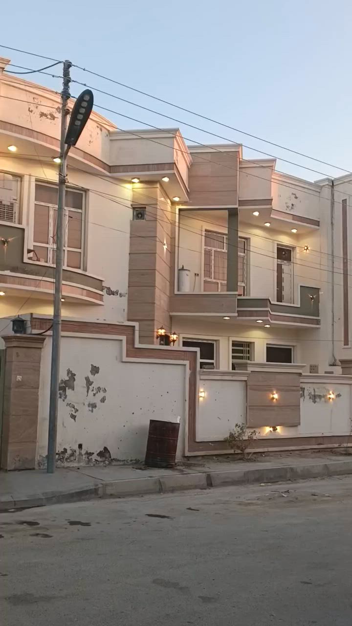 ​🏠 بيت للبيع في مجمع النخيل السكني (مع كامل الأثاث) 250م طابو صرف 
الموقع المتميز: الفلوجة، مجمع النخيل السكني الكائن على شارع 40 البورديني (المجمع يقع في منتصف المدينة).

​موقع البيت داخل المجمع: يقع على أول شارع بالمجمع بعد شارع 40 (شارع بعرض 15 متر).

​الخدمات: خدمات كاملة ومتكاملة (تبليط، إسالة ماء، شبكة مجاري، بالإضافة إلى أسواق خاصة بالمجمع).

​🛏️ تفاصيل وتصميم البيت:

​عدد الغرف: يتكون البيت من 5 غرف نوم موزعة كالتالي: 

​الطابق الأرضي (جوه): غرفتين نوم + استقبال + مطبخ.

​الطابق العلوي (فوك): 3 غرف نوم نظام (ماستر).

​الإضافات والتعديلات: تم إضافة غرفة إضافية للبيت، مع ديكورات ونقوش مميزة للسقوف (الجبسمبورد).

​🛋️ الأثاث والتجهيزات الملحقة (البيع مع كامل الأثاث):

​التبريد: البيت جاهز ومجهز بالكامل بأجهزة التبريد (في كل غرف النوم، الاستقبال، والمطبخ).

​المطبخ: يحتوي على كاونتر تركي فاخر من المرمر.

​الأثاث: غرف النوم مؤثثة بالكامل (يوجد 3 غرف مجهزة، من ضمنها غرفة مخصصة للأطفال).

​📞 للاستفسار والتواصل:

​رقم الهاتف: ***********

​أو التواصل عبر: الرسائل الخاصة.
