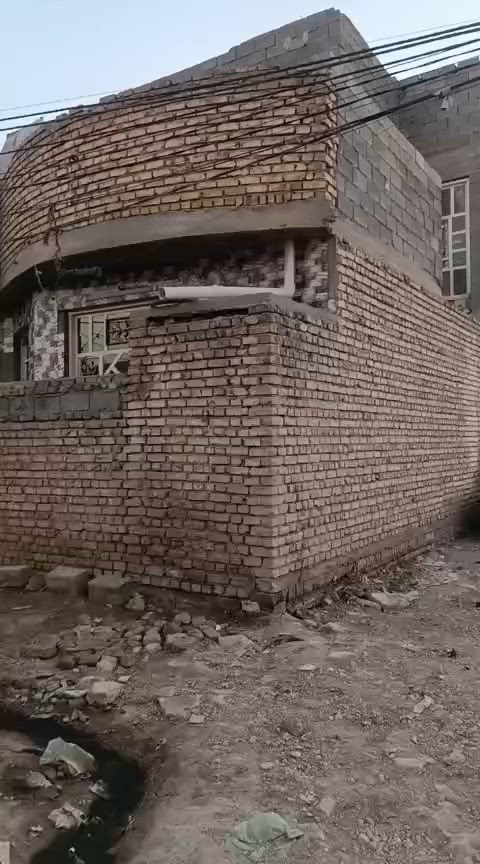 سلام عليكم بيت للبيع المساحة 130متر العنوان السياحي قرب البانزين خانه الجواهري شارع معمل بلوك المقداد ***********
