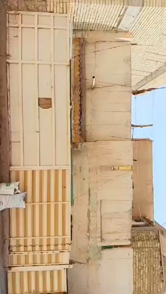 السلام عليكم دار للبيع 
مساحه:145
المكان: الشرطه الخامسة مجاور اسواق المختار ابو ياسر 
واجه ١٠ نزال١٤ ونص
حالة البناء عكادة بناء قديم البيت طابق ونص غفرتين فوك غرفه جوه وستقبال وصاله ومطبخ وملحقاته الاستفسارات الاتصال ***********
