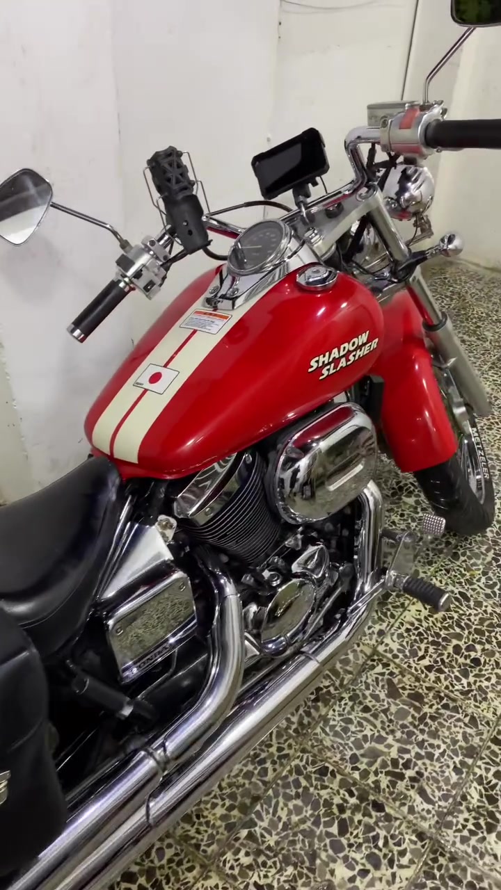السلام عليكم
هوندا شادو سلشر 400cc 
لوحه وسنويه بسمي بغداد مشروع وطني
دراجه بلاديه برغي ممفتوح بيها. 
ضفيره مملعوب بيها. 
عليها ادامه كابريتر وبلكات وفلتر 
هـ ***********
ممتواجد ع فيس
