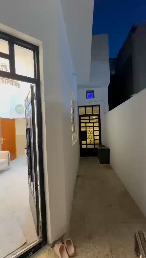 بيت  🏡 للبيع المساحه 100متر.                              نجف.. حي ساهرون.. خلف جامع اللهيبي.                                                                           .. طابق ونص..                                                                                          الطابق الأول غرفه وصاله واستقبال ومطبخ وصحيات.                                                                                 فوك غرفه وصاله 👆👆.                                                                                             السعر 135 وبي مجال.                                                                                                                    للاستفسار الاتصال على الرقم ***********
