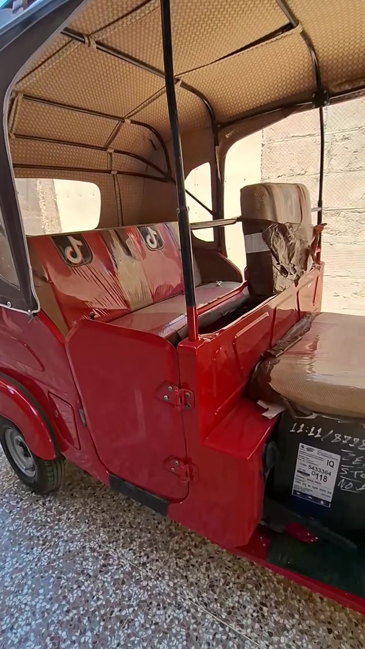 سلام عليكم تكتك موديل 21 رقم وسنويه بسمي معمره دوس وشويه بلغد ومصبوغه عام جماليه مكاني بغداد حي النصر 
رقم ***********
السع8ملايين وربع
