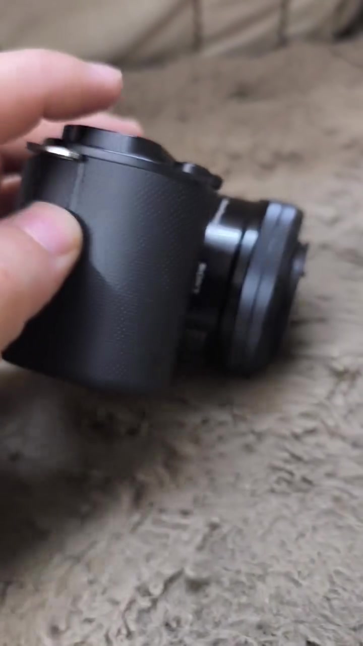 📸 للبيع كاميرا Sony ZV-E10
🔥 حالة ممتازة  – استعمال قليل جدًا
تصوير بدقة 4K حقيقي ...
كاميرا Sony ZV-E10 بحالة ممتازة وأقرب ما تكون للجديدة، استخدام قليل جدًا،  الشتر فقط 2,000

✅ البدن نظيف جدًا جدًا
✅ استعمال قليل جدًا
✅ الشتر: 2,000 فقط
✅ تعمل بكفاءة ممتازة
✅ الكارتون الأصلي
✅ بطاريتان عدد 2
✅ شاحن Sony الأصلي
✅ حقيبة كاميرا
✅ جميع الملحقات

السعر 750,000 دينار عراقي وبي مجال بسيط ، امانة الله اعتبر مشتريلك كامرا بالباكيت وتونك فاتحهة .

للتواصل عبر الواتساب
***********
