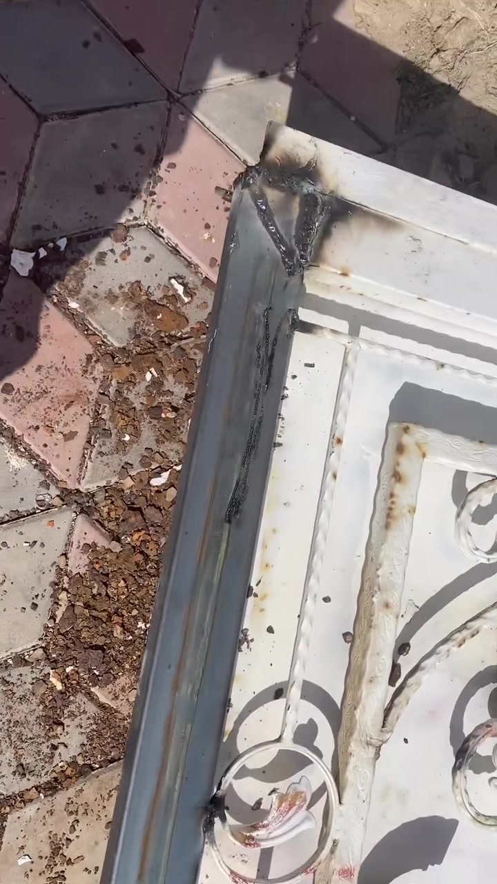 عمل اليوم لاحد الزبائن تصليح باب خارجي
تبديل شيال + تبديل الحديد المتصدء + تبديل عجلات 
متواجدين طول النهار لعمل الحداده المتنقله 
نعمانيه 
***********
