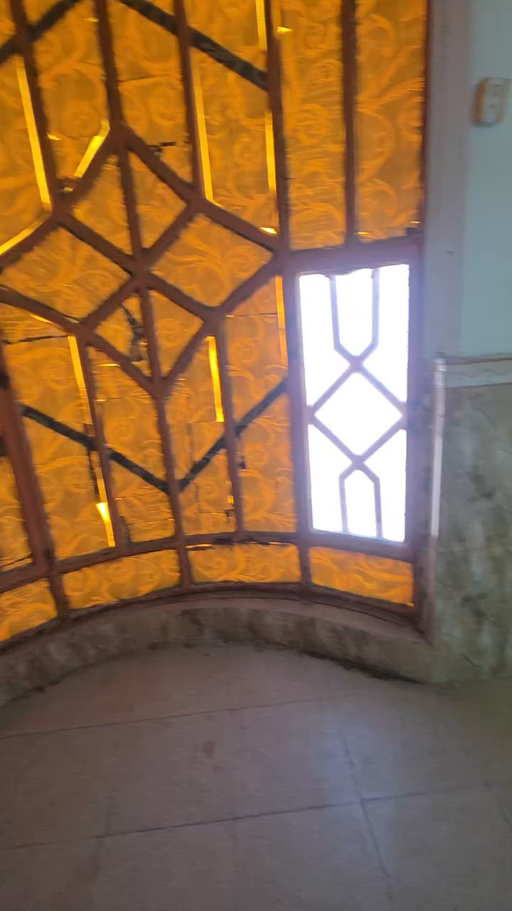 شقه للايجار
في منطقه الاربع شوارع 
تحتوي على غرفه كبيرة 
وصاله ومطبخ وصحيات وسطح
طابق اول درج منعزل 
سعر الايجار 375 قفل 
***********
