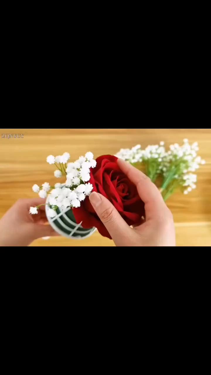 تُستخدم هذه الأداة كحامل إسفنجي لباقات الزهور (Floral Foam Holder) لتثبيت وترتيب الزهور في المناسبات وحفلات الزفاف.تتكون من مقبض بلاستيكي أبيض مع قفص بلاستيكي يحتوي على إسفنج زهور (واحة) مصمم لامتصاص الماء والحفاظ على نضارة الزهور الطبيعية.يمكن استخدامها أيضًا مع الزهور الاصطناعية أو المجففة، حيث تتوفر بأنواع إسفنجية مختلفة تناسب كل نوع سعر القطعة الف


**إذا كنت صاحب هذا الإعلان وتريد حذفه لأي سبب، رجاءا أرسل رسالة إلى الدعم الفني**