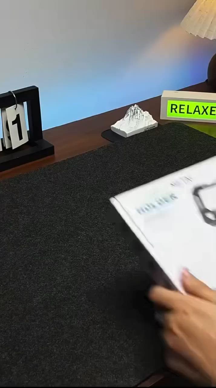ستاند ومسند معدني قابل للطي للموبايل والأيباد (Foldable Metal Holder)

ستاند مكتبي معدني متين وقابل للطي بالكامل، مصمم ليوفر ثباتاً ممتازاً وزوايا رؤية مرنة ومريحة للهواتف الذكية والأجهزة اللوحية أثناء الاستخدام اليومي.

• هيكل معدني متين وعالي التحمل: مصنوع بالكامل من معدن كاربون ستيل (Carbon steel) لضمان المتانة وعمر استخدام أطول.

• دوران كامل 360 درجة: قاعدة الستاند تدعم الدوران بزاوية 360 درجة لتغيير الاتجاه بسهولة وسلاسة.

• تعديل حر للارتفاع والزاوية: يتميز بذراع قابلة للتعديل والتحكم بالارتفاع والزاوية (دوران المفصل 180 درجة) لتوفير أفضل رؤية مناسبة لك.

• ثبات ممتاز ضد السقوط: تصميم هندسي ثابت يضمن عدم تمايل أو إنزلاق الأجهزة أثناء وضعها عليه.

• حماية من الإنزلاق: يحتوي على قطع سيليكون مانعة للإنزلاق (Anti-slip silicone) لحماية جهازك من الخدوش وتثبيته بأمان.

• سهل الحمل والتنقل (Easy Pack): ستاند قطعة واحدة قابل للطي بشكل مسطح وكامل، مما يجعله سهل الحمل والاستخدام في أي وقت وأي مكان.

• اسم المنتج: Metal ipad folding bracket
• موديل المنتج: NO.258
• المادة المصنعة: معدن كاربون ستيل (Carbon steel)
• نطاق الاستخدام المتوافق: مناسب للأجهزة الشاشات من حجم 4 إلى 16 إنش (لوحيات وموبايلات).
• مكان الاستخدام: مكتبي (Desktop)

السعر 20الف التوصيل مجاني


**إذا كنت صاحب هذا الإعلان وتريد حذفه لأي سبب، رجاءا أرسل رسالة إلى الدعم الفني**