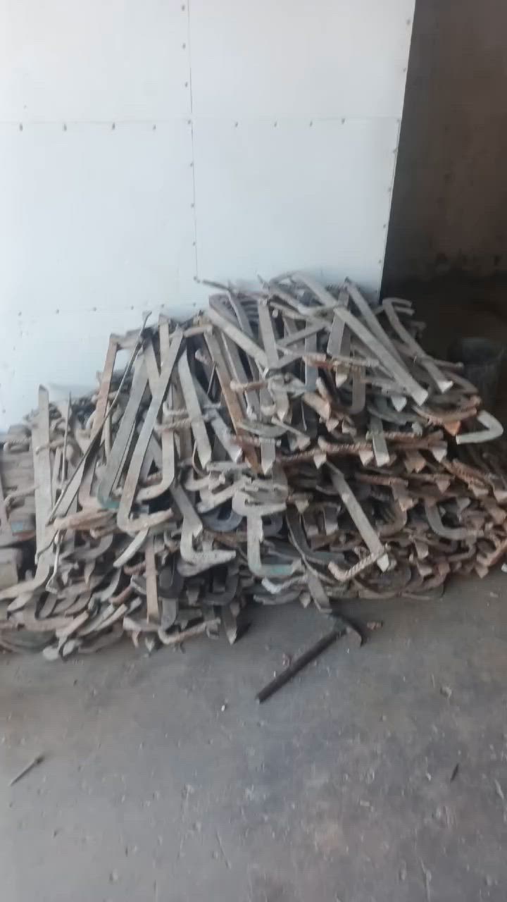 سلام عليكم اخوان جكات4 متر و فخات رباعيه و دنك حديد طول4 متر والقطر70 للبيع العنوان بصره للستفسار ***********//***********
