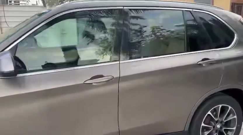 بي ام دبليو
مديل 2017 X5
6 سلندر تيربو 
رقم بغداد بأسمي 
وارد امريكي 
فول واحد على واحد ميحتاج اذكر المواصفات 
داخله حادثها بس خشم البنيد صور الحادث موجوده 
هنا بالعراق مبدل بيها جاملغ امامي وبنيد
جاهزه السيارة مكينة وكير تبريد وحدادة وتخم تاير
السعر 190 قابل للتفاوض 
مكان السيارة البصرة 
ابو الخصيب 
رقم الهاتف
***********
