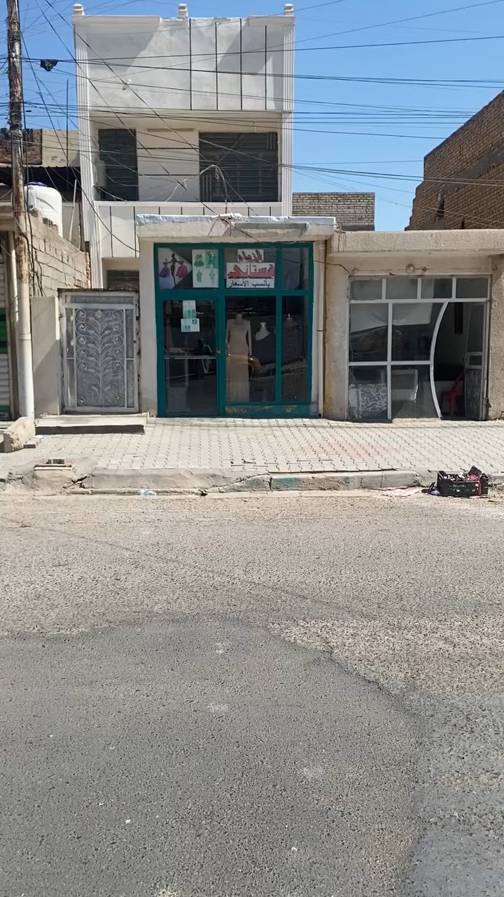 السلام عليكم مشتمل طابقين تجاري للبيع
المساحه 100 متر (واجهه 5 ونزال 20 )

بي محل كبير مؤجر  

وبيت طابقين 

بناء جديد سنة 2025

الطابق الاول مدخل واحد غرفه وصاله ومطبخ ومنور وحمام وتواليت مشترك 

الطابق الثاني غرفتين وحولي وحمام وتواليت مشترك 

والطابق الثالث ستارة وبيتونه 

نظام الكهرباء كل طابق مفصول عن الثاني فقط بالسحب مشترك وكذلك المحل كهرباءه مفصوله عن البيت  

وشغل الكهرباء والماء والمجاري درجه أولى البيت شغل جناي درجه أولى كله سيراميك ومطبك كاشي وبايه ومرايه ومحجر للدرج والسطح ايزوكام وكذلك المحل والبيتونه هم ايزوكام مجاري البيت الأمل الشريف المصري بيت تاخذه ومباشر تسكن او تستثمره بكيفك 

الطابق الاول طابوق جمهوري 

الطابق الثاني بلوك 

البيت من المالك مباشرة 

تجاري في الحسينية على شارع ابو سمير  التجاري قرب اسواق الدراجي  على نفس الشارع الرئيسي مال ابو سمير

البيت بصف مكتب المختار ابو محمد وبصف مصور اليقين 

موقع البيت تجاري وجدا مميز وراقي 

كلشي مذكور بالمنشور

ملاحظه واجهه البيت بيها تعديل اليوم ان شاء الله أكملها

تستلم البيت ع اخير حبايه  

والفيديوهات توضح كلشي 

السعر مذكور في نهاية الفيديو 

رقمي *********** للتواصل او الاستفسار
