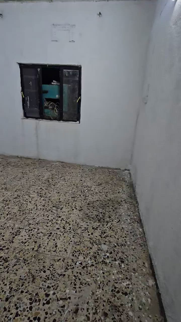 مشتمل طابق ثاني للايجار 
غرفه + صاله + مطبخ + حمام 
شارع كنيسه مريم العذراء 
المشتمل يقع بين الداخل والخارج 
السعر 450 
عوائل،فقط 
***********

