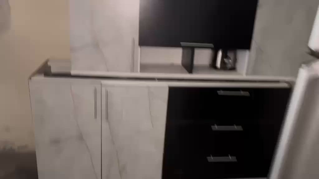 سلام عليكم كاونتر مع سنك كامل
السنك لملحق 2 متر
وتعليك 4 متر و20 سم
نظيف كلش نظافه 90‎%‎

مكاني زعفرانيه 
السعر 600 بي مجال بسيط
***********

