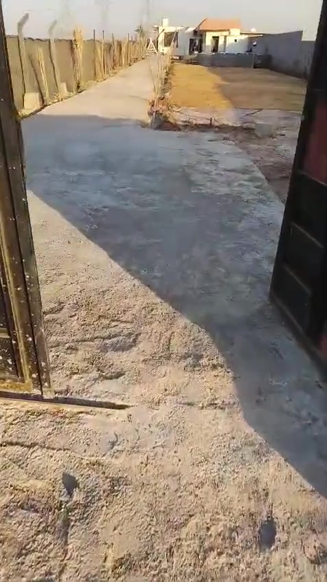 للبيع مزرعة متكاملة 🌴 نص دونم
المكان: [ تقاطع النهرون قريه ثمانيه

#### **مواصفات المزرعة:**
1.  **البيت**: بناء جديد، صالة مفتوحة + مطبخ + غرفتين نوم + 2 حمام
2.  **الخدمات**: 
    - كهرباء وماء وماطور موجود
    - مسبح خارجي 4*7 متر
    - حوض سمك دائري
    - تنور + منقل + جلسة خارجية
    - سياج بلوك + باب حديد
    - تبليط كامل للمدخل
3.  **الارض**: مسيجة بالكامل، تربة زينة، تصلح للزراعة
4.  **مميزات اضافية**: سبلت، تانكي ماء، حديقة داخلية

السند: [طابو زراعي / صرف] جاهز للفراغ
السعر: [90] وقابل للتفاوض

للاستفسار والمعاينة:
📞 [رقمك]***********
ملاحظة: المزرعة جاهزة للسكن مباشرة

#مزرعة_للبيع #عقارات #بغداد
