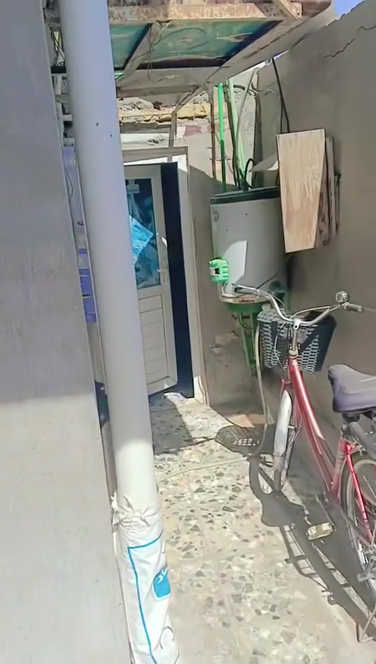 السلام عليكم بيت 150 متر مربع قاطين موقع البيت الحسينيه الراشديه خدمات مصقط اب شارع حسينيت الزهراء ابصف الركن بيت جاهز للسكن التفاصيل البيت داخل التصوير للستفسار اوسعر اتصل علا رقم الهاتف ( ***********).
