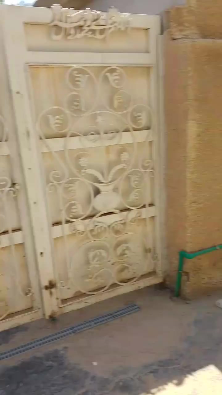 السلام عليكم 
دار للبيع ع طريق المطار مساحة ٤٠٠م مقابل عمارة فلاح يبعد عن التبليط الرئيسي ٣٠م يحتوي ع استقبال 7.5×4.5 ومطبخ 4.5×5.5 وصالة كبيرة وغرفتين نوم وحمام وحديقة في الطابق   الارضي وغرفتين نوم في الطابق العلوي 
للاستفسار ع الارقام التالية أو ع الخاص 
***********
***********
