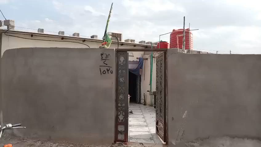 بيت البيع وقف سني مسجل اصولي المساحه البيت 150 متر يحتوي البيت على قرف عدد 2 وصاله كبيرا ومطبخ وصحيات وكراج سيارا العنوان البصره ابو لخصيب ابو كوصرا شارع الرحمان السعر 35 وبي مجال الستفسار نتصل على الرقم *********** بي واتساب
