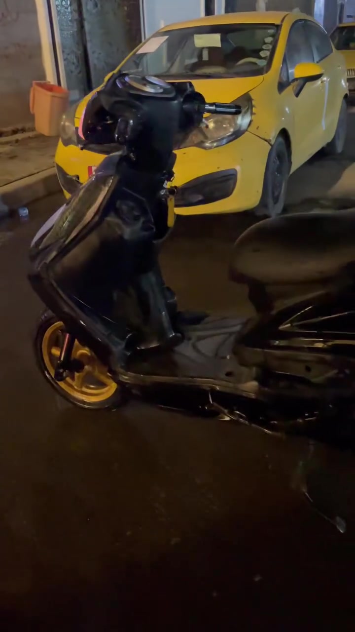 سكنس فحل نوزل
دراجه شلعه ومعدل شك الكاع 
نقص بس شاشه دشبول 
عليه كزوز صوته مرعب 
وياه غراض بعد هواي 
للمراوس او أبيع ب600
رقمي ***********
