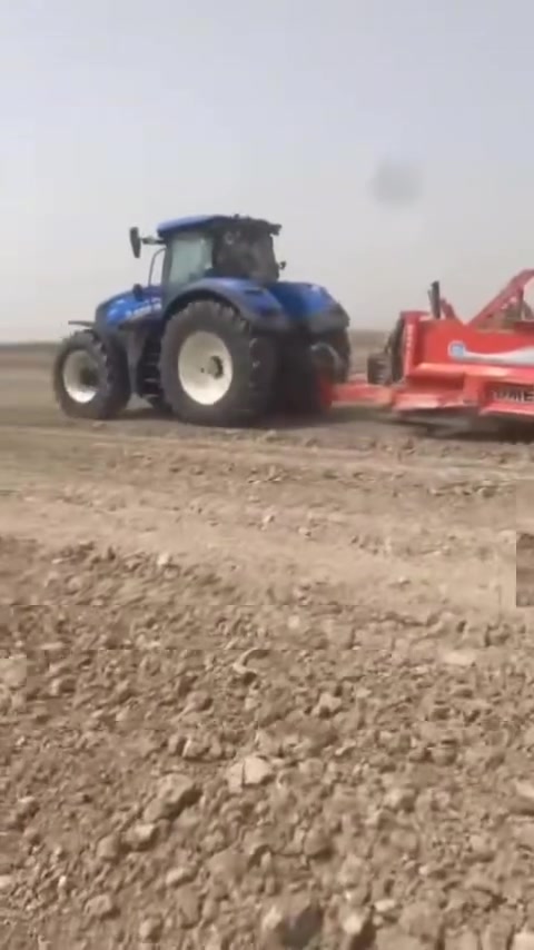 سلام عليكم مكينه البيع نيهولند قرش حجم 315موديل 2017مشتغله 9000ساعه وياه ترنبول حجم 11مكعب وإذ بس المكينه عادي الاستفسار ***********//***********
