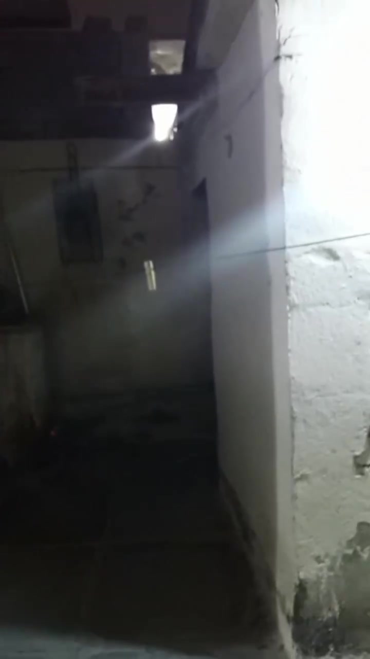 بيت تجاوز الزعفرانية خلف جامع صدرين مساحه 125 يحتوي على استقبال وغرفة نوم وحمام داخلي وخارجي ومطبخ وكراج چبير السقف سندويج رقمي للتواصل ***********
