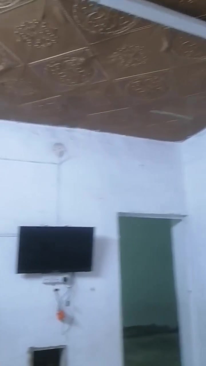 بيت تجاوز للبيع شعله قطاع الرابع يم مدرسه الروابي مي كهرباء مجاري غرفتين وهول حمام تواليت   ترك  ساحه  كبيره مساحته ٣٠٠ بيت مرتب ***********
