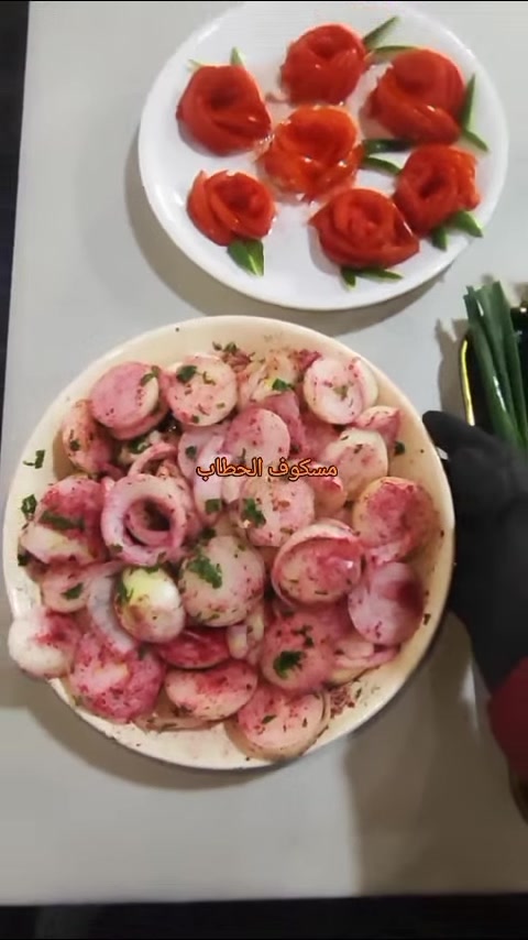 بصل أخضر طري يلمع،
فلفل بارد وحار يقرمش،
طماطم حمرا ناضجة،
فجل أحمر يضحك،
كرفس يفوح عطره 🌿

ويّاهم السمج المقلي ذهبي ومقرمش،
والمسكوف ع الجمر لونه يحچي،
والدجاج المشوي مستوي ع الآخر ويقطر طيب 🍗🔥

وما ننسه التمن 🍚
تمن أحمر، تمن أبيض، تمن أصفر
ويّا الكشمش الزين
ومرق الفاصوليا الحار الطيب
ومرق التبسي الدسم 👌

سفرة عراقية كاملة الدسم… كل شي طازج وكل لقمة محسوبة 😋
تعال وعيش الطعم الصح

📍 مطعم مسكوف الحطاب – كربلاء
الحر الصغير – ركن فرع المستوصف
📞 ***********

#مسكوف_الحطاب #سفرة_عراقية #تمن_عراقي #مرق_فاصوليا #تبسي #مسكوف #سمج_مقلي #دجاج_مشوي #كربلاء #أكل_عراقي
