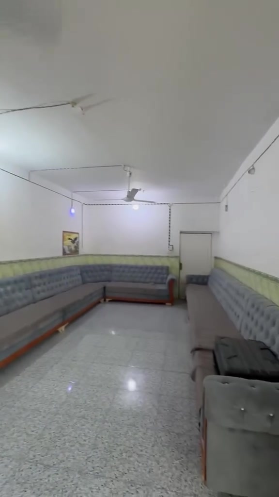 سلام عليكم دارين للبيع طابو صرف الموقع شارع السفينه خلف (ام كشه)
مساحت الدار الاول 240 
بناء قديم 

مساحت الدار الثاني 240 
استقبال 9×4
صاله 4×5
مطبخ بارد 8×4 
مطبخ حار 4×3
غرف نوم 4×5
ثانيه 4×5
غرفه خارجيه 4×4
طارمه تسع سيارتين

سعر الدارين 180 مليون قابل للتفاوض 

الاستفسار  ***********
