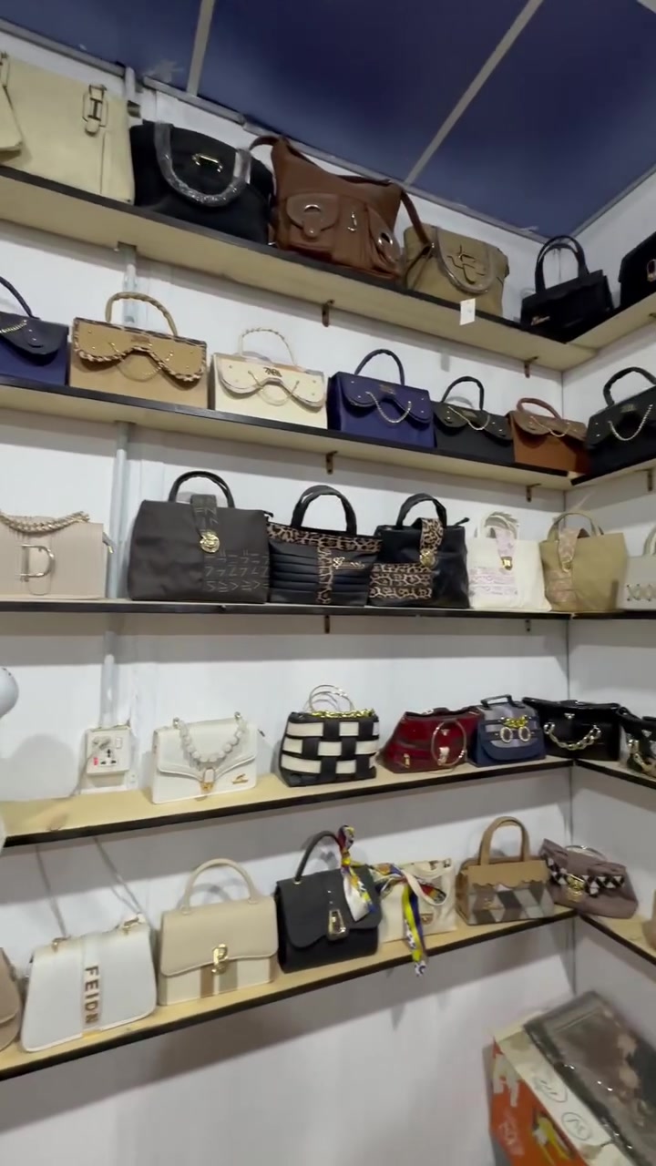 شلعة جنط للبيع عدد 86 جنطه ماركة درجه اولى
العنوان قيصرية الفجر الثانيه 
رقم المحل 34 
***********
