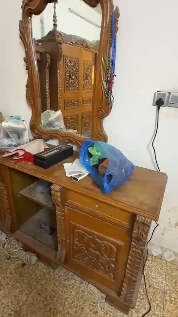 غرفة خشب تسكام درجة اولى قيم واخذا ما يرضى الله بس اليعرف قيمتة يسعرها ***********
