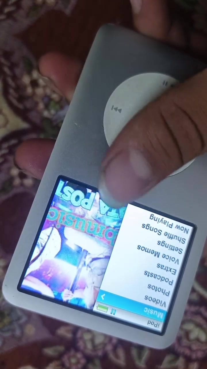 جهاز آي بود كلاسيك (iPod Classic) هو أحد أشهر مشغلات الوسائط من Apple [Wikipedia]. يتميز بتصميمه الأيقوني وعجلته الدوارة (Click Wheel) ومساحته التخزينية الضخمة التي وصلت إلى 160 جيجابايت. على الرغم من إيقاف إنتاجه رسمياً في عام 2014، إلا أنه لا يزال يحظى بشعبية كبيرة بين محبي الموسيقى وجامعي الأجهزة.
سعر 70,000 مع مجال 
***********
جهاز آي بود كلاسيك (iPod Classic) هو أحد أشهر مشغلات الوسائط من Apple [Wikipedia]. يتميز بتصميمه الأيقوني وعجلته الدوارة (Click Wheel) ومساحته التخزينية الضخمة التي وصلت إلى 160 جيجابايت. على الرغم من إيقاف إنتاجه رسمياً في عام 2014، إلا أنه لا يزال يحظى بشعبية كبيرة بين محبي الموسيقى وجامعي الأجهزة.
