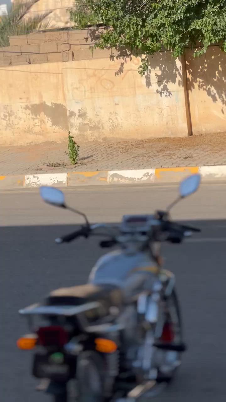 سلام عليكم دراجه سولنك موديل 25
الدراجه نضيفه حيل مصارلهه شهرين من مستخدمه 
بعده جديده بمعنى الكلمه الدراجه كلهاا شرط محرك شرط ما ممدوده علي صبانه الدراجه بعده علا وضع الشركه فقط الشاشه ماتشتغل 
شاصي موس ويالتهاا موس وتجي وتشوف بعينك 
الدراجه احلا من الصور السعر 650 وبيهه مجال شي بسيط 
مكاني بيجي حي العصري والخاص مفتوح
هـ *********** فقط اتصال مابي واتساب
