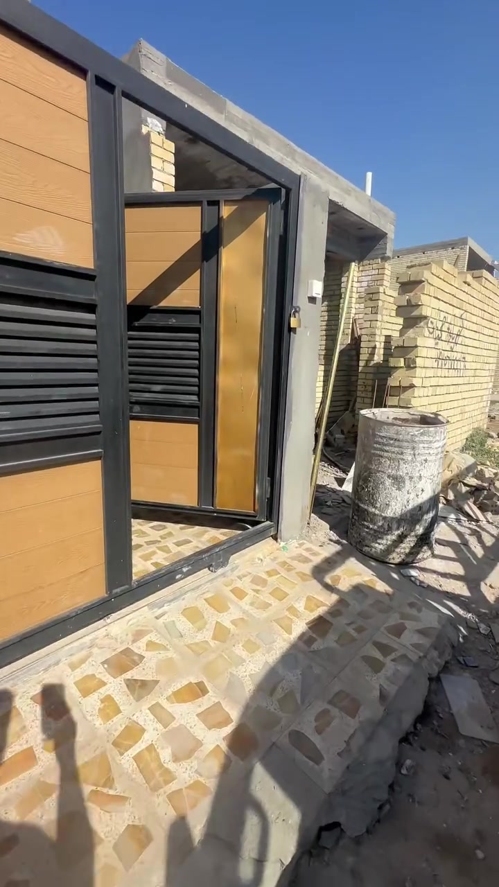 السلام عليكم ورحمة بيت مساحة 200 متر شغل هندسي جاهز البيت شغل درجة اولاً طابو زراعي إقرار 25 كافت الخدمات متوفرة البيت موقع مميز ماقبل مجمع العرين مجمع السرايا ابوب الشام بل زراعي    كافت الخدمات متوفرة السعر 90 مليون 
رقم صاحب الدار 
***********
