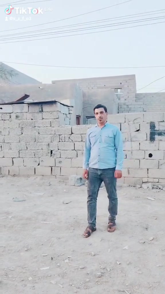 السلام عليكم  دار  للبيع منطقه الخماس مساحه البيت 300 متر شارع جامع عبد الله الرضيع رقم رقم الهاتف ***********
