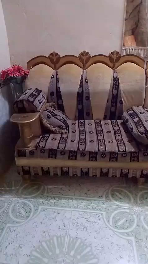 السلام عليكم ديوان كبير خشب قوي للبيع سعر 200 ب الشطره رقم ‏‪***********‬‏
