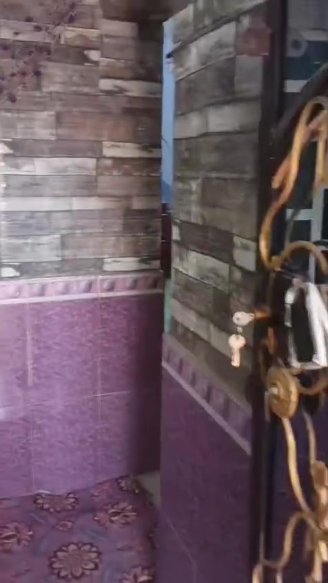 🏡 بيت  للبيع /  🏡
​الموقع المميز للبيت:
📍 حي الوحدة - بالقرب من تقاطع الزهور، البيت يقع مباشرة على الشارع.
​✨ المواصفات العامة والمساحة:
​📐 المساحة الكلية: 150 متر مربع.
​🏗️ نوع البناء: بناء شيلمان (وليس كونكريت).
​✨ الأرضيات والجدران: البيت مجهز بالكامل بأرضيات وجدران من البورسلاين الفاخر.
​🛏️ التفاصيل الداخلية والملحقات:
​غرف النوم: (2) غرفتين نوم مريحتين.
​صالة داخلية واسعة للمعيشة + استقبال مستقل للضيوف.
​مطبخ بتصميم عملي + حمام داخلي متكامل.
​صحيات خارجية إضافية + 📦 مخزن واسع من السندويج بنل على السطح.
​🏢 للإستفسار والمعاينة يرجى زيارة أو الاتصال بـ:
​🏷️ مكتب دبي للعقار والاستثمار
​📍 عنوان المكتب:
سايدين الجمهوري - بالقرب من جامع الحكيم - مقابل مدرسة القدس - قرب صيدلية الساقي.
​📞 رقم الهاتف (اتصال أو واتساب):
📱 ***********
