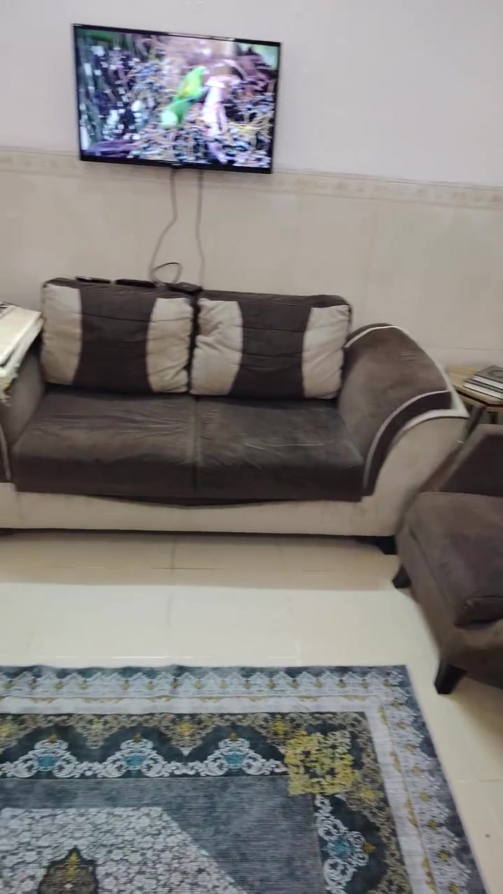 تخم قنفات ١٠ مقاعد من ماركة Ebruli Mobilya نضيف  جدا  يحتوي على خزانه مريح جدا بالجلوس
تفاصيل تواصل خاص او على الواتس اب ***********
تخم قنفات ١٠ مقاعد من ماركة Ebruli Mobilya نضيف  جدا  يحتوي على خزانه مريح جدا بالجلوس
