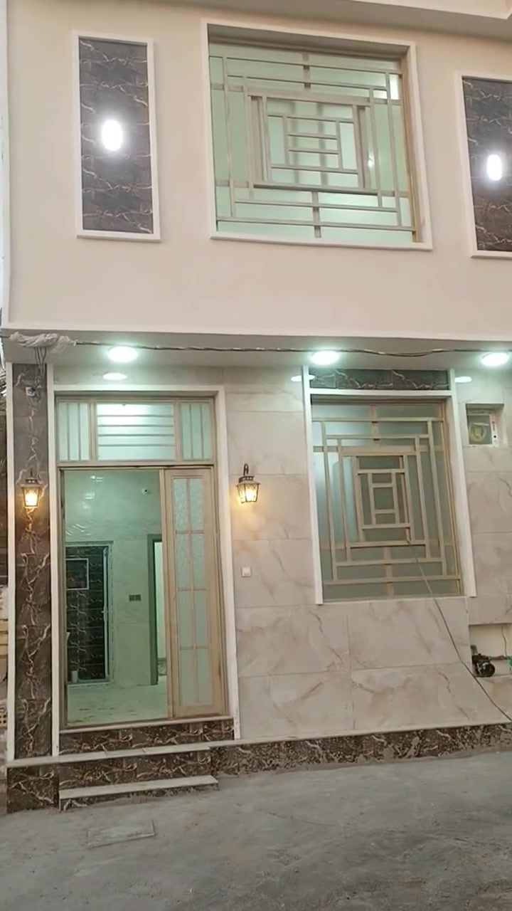 السلام عليكم بيت للبيع المساحه 50 متر مناسب سعره  طابقين في حي العباس الفرع الثالث علحولي السايدين قرب مولدة صدام يبعد كيلوين وشويه عن الامام يعني 3 دقائق بلسياره فقط .طابو زراعي سند 25 اقرار محكمه من صاحب الارض مباشر يتحول بأسمك متوفر كافة الخدمات وباقي التفاصيل بلفديو ***********
