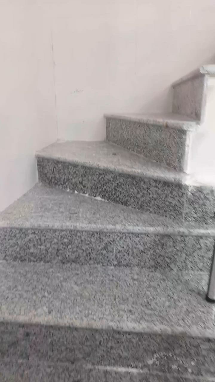 السلام عليكم مشتمل للبيع مساحه ٧٥متر واجهه ٣و٧٥ سم نزال ٢٠م يحتوي على خدمات استقبال وحولي مطبخ وخدمات وغرفة نوم بالثاني ٢غرف نوم وخدمات وبيتونه وسطحين الموقع الشعب قرب حسينية ام البنين للاستفسار عن الأسعار الاتصال على الرقم *********** يرهم استثمار يؤجر ب٧٠٠ الف
