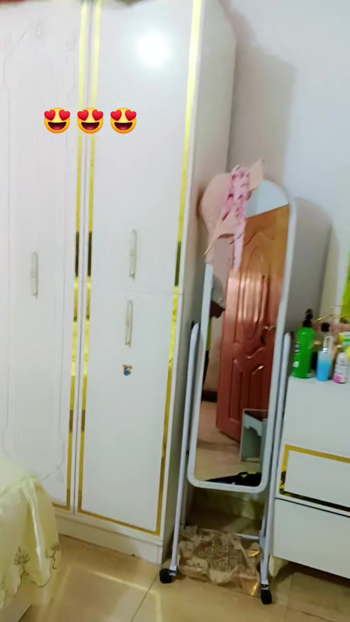 سلام وعليكم غراض اخو جديد اي ضرر ما كو  سعر لغرفه 400.  ست  سبع قطع  لتخم خمس قطع كلش جديد سعره 190.   لكاونتر 150.  لمبرده 40.   لمكيف طنين هوه ثلج كلش نضيف سعره 225    لغساله 50.     لطبله 30.   لبلازمه ام لنت 50.حجم 32.   لميز لطعم بدون كراسي 20.  مكاني بغداد جديده يم مطعم لدرويش   ***********. لثلاجه سعره 175.  كلش جديده تخبل
