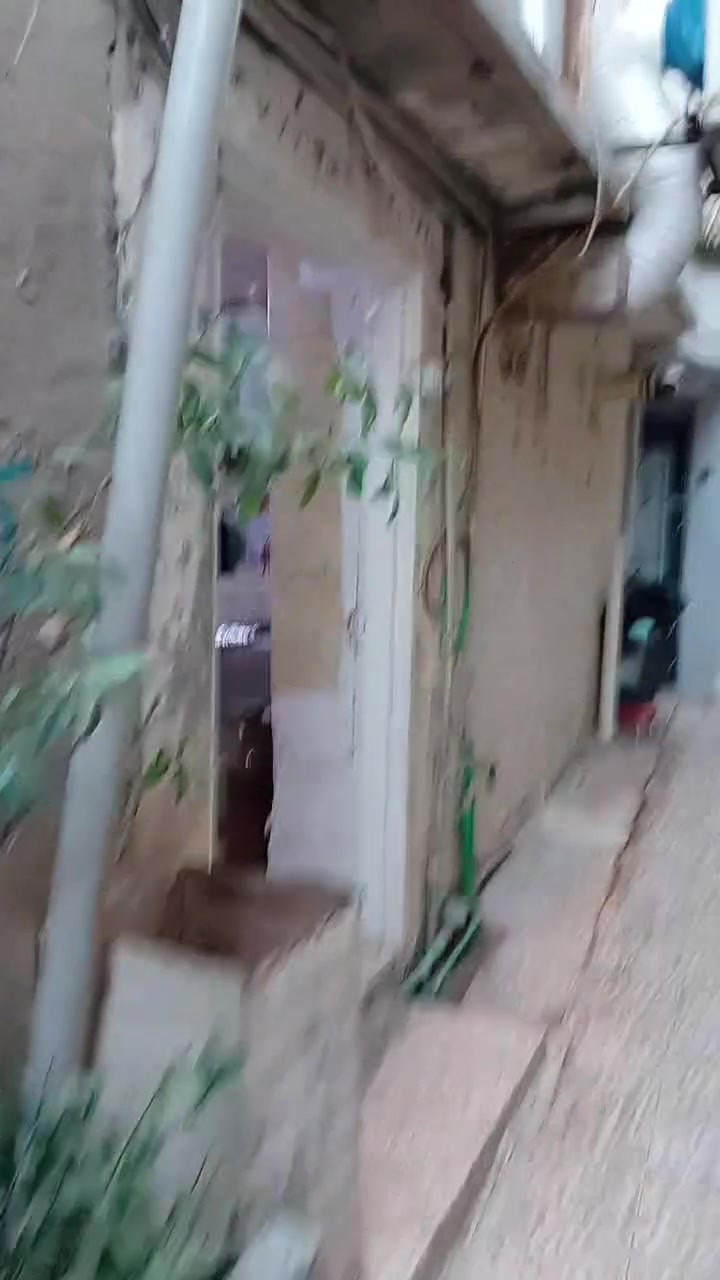 سلام عليكم متوفر دار للبيع في منطقه وادي حجر قريب عالسوك يتكون الدار ثلاث غرف داخل عوجه مساحه 75م طابقين كاشي البيت كله الحوش الخدمات سيراميك حمامات تواليت ارضي بيت نضيف جدا التواصل مع ***********

