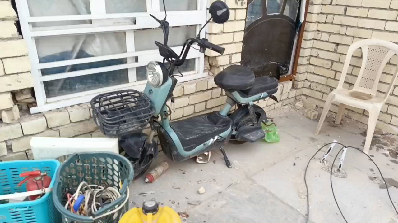 دراجه  شحن معوزه  بطاريات وشغلات كلش زغيره  جديده ما مستعمله متروكه  ما يقارب ال5 اشهر السعر 200 وقابل للتفاوض واذا مراوس بدراجه بانزين قابل