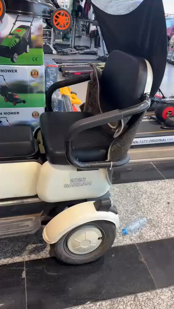 ماطور شحن 2 مقعد
3عجلات 
3 بريكات 
3 سرعات 
5 بطاريات 
يمشي 45 كيلو جديد كلش 
عنوان اربيل هفلان
فقط اتصال واتساب *********** ممتواجدين ع الفيس
