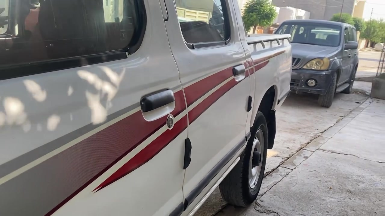 نیسان ٢٠٠٨  وەچواردەورا پەلەو پینە بۆیاخی هەیە بەس سەقفو شانی پێوە نیە.   ***********
