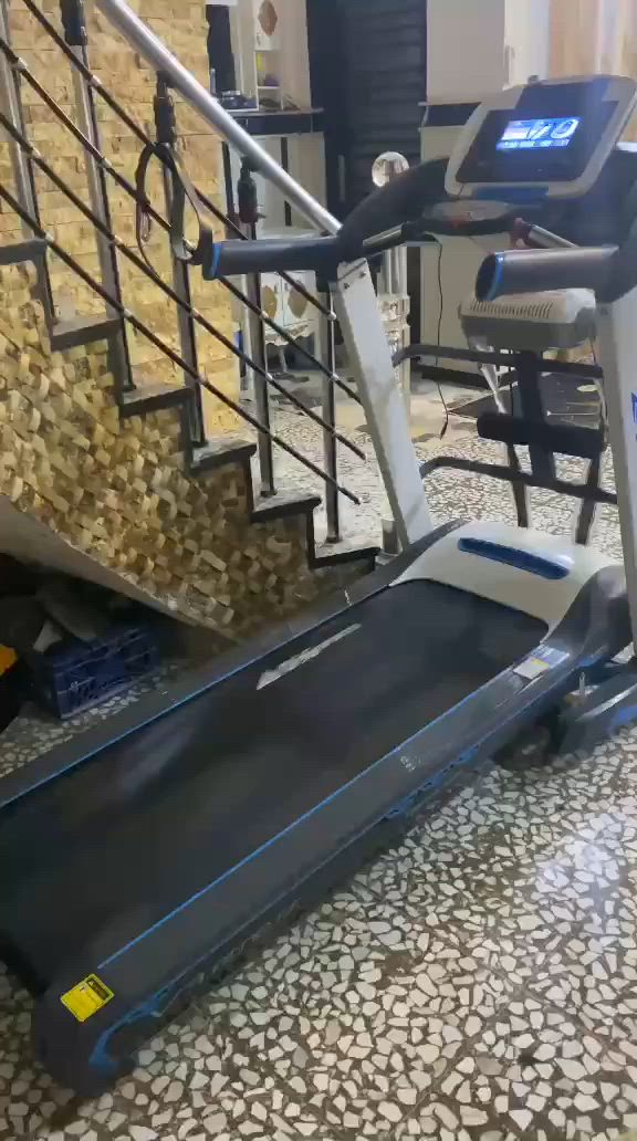 جهاز مشي كهربائي متعدد الوظائف جبلي دبل ماطور (MGT SPORTS) مع حزام مساج

🔹 الحالة: نظيف ومستعمل استعمال خفيف
🔹 شاشة LCD رقمية تعرض: الوقت، السرعة، المسافة، السعرات الحرارية، ومعدل النبض.
🔹 مزود بحزام مساج كهربائي لتدليك وشد مناطق الجسم المختلفة.
🔹 يحتوي على برامج تمرين متعددة مدمجة.
🔹 أزرار تحكم بالسرعة وتشغيل/إيقاف سريعة.
🔹 مزود بمفتاح أمان للتوقف الفوري عند الحاجة.
🔹 هيكل قوي ومتين مناسب للاستخدام المنزلي.
🔹 مقابض جانبية لزيادة الثبات أثناء المشي أو الركض.
🔹 مكان مخصص لوضع الهاتف أو الأغراض الصغيرة.
🔹 يعمل على الكهرباء المنزلية.

مناسب للمشي اليومي، تحسين اللياقة البدنية، حرق السعرات، وإنقاص الوزن.

📍موقع (ميسان - العماره)
📞 للاستفسار : ‭+964 778 384 3400‬


**إذا كنت صاحب هذا الإعلان وتريد حذفه لأي سبب، رجاءا أرسل رسالة إلى الدعم الفني**