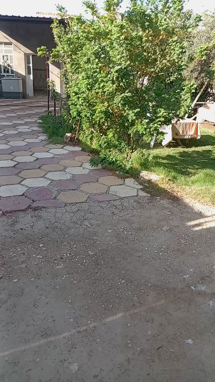بيت تجاوز للبيع موقع البيت حي العسكري نهاي الحي قرب مولده فوزي البيت يتكون من غرف ٢ وصاله ومطبخ ومجمع صحبات خارجي ومخزن خلف المنزل مساحه ٥٠٠ سعر على الخاص او الاتصال على الرقم للاستفسار أكثر ***********
