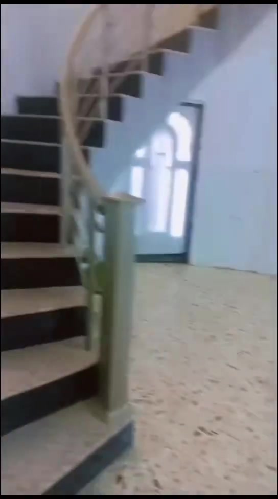 سلام عليكم بيت ٢٠٠ متر طابقين غرفتين جوه واستقبال ومطبخ ومناور اثنين البيت ركن مسحوب قرض عليه واخذي  خاجيه حي الاعلام خلف المجلس البلدي مكانه اتصال على رقم ***********
