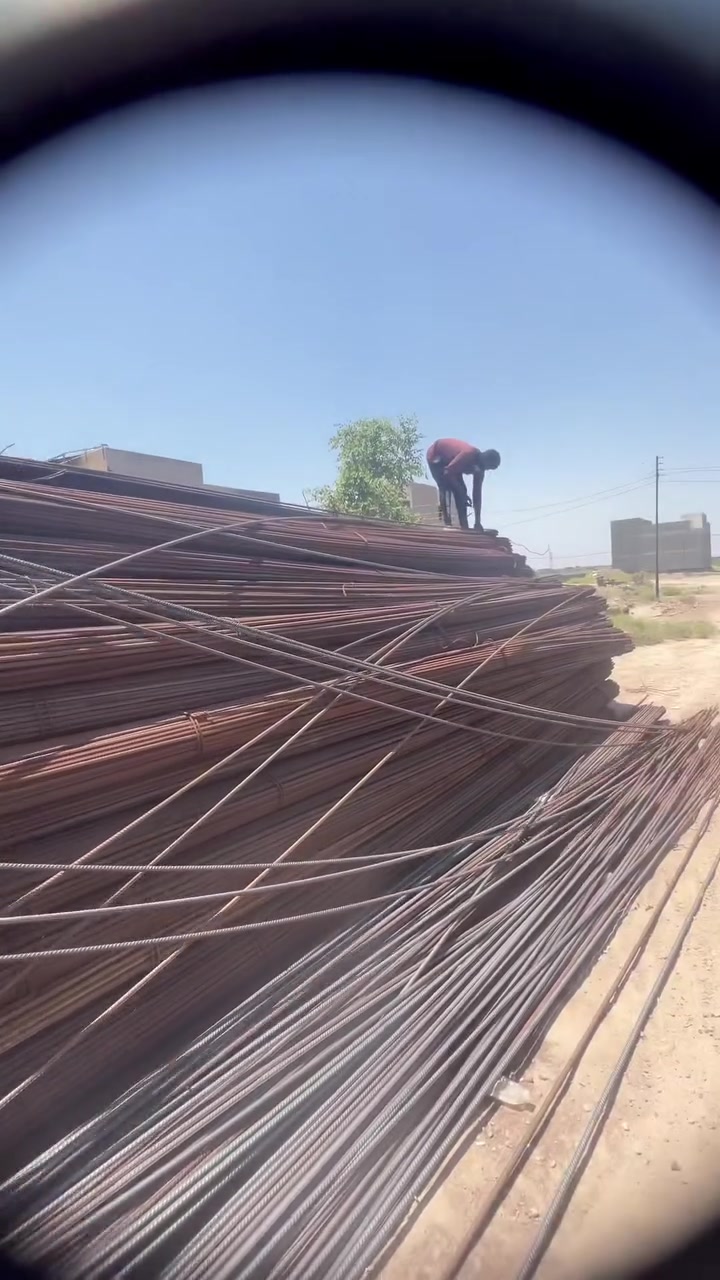 سلام عليكم يوجد لدينا شيش جديد فقط لون ربطه من فوك احمر داخل كله ازرك شيش نضيف100/100.  للاتصال برقم***********
